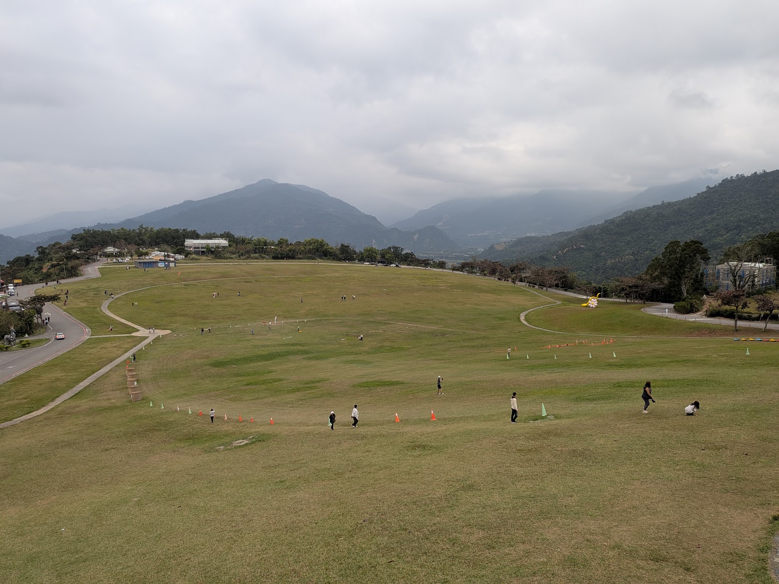 鹿野高台俯瞰廣闊綠色草原遠山雲霧台東縱谷
