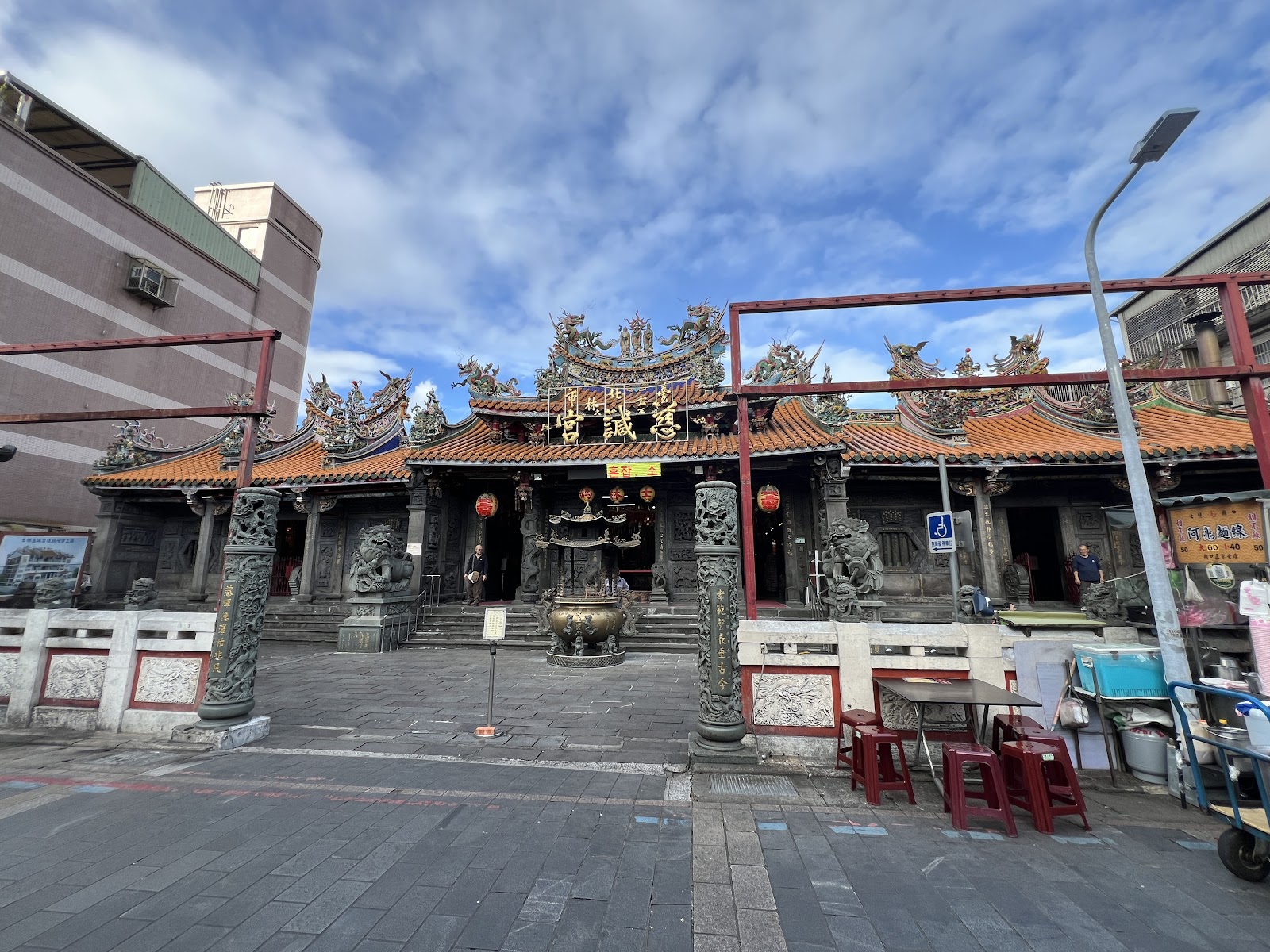 慈諴宮廟宇正面石雕龍柱藍天背景
