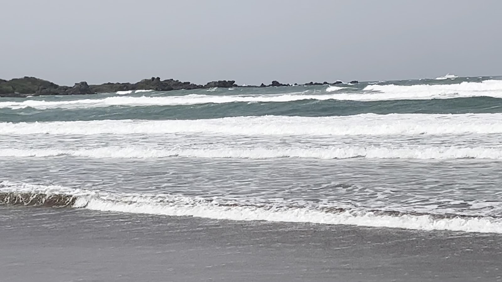 麟山鼻地質景觀生態步道洶湧浪花拍打礁岩海岸