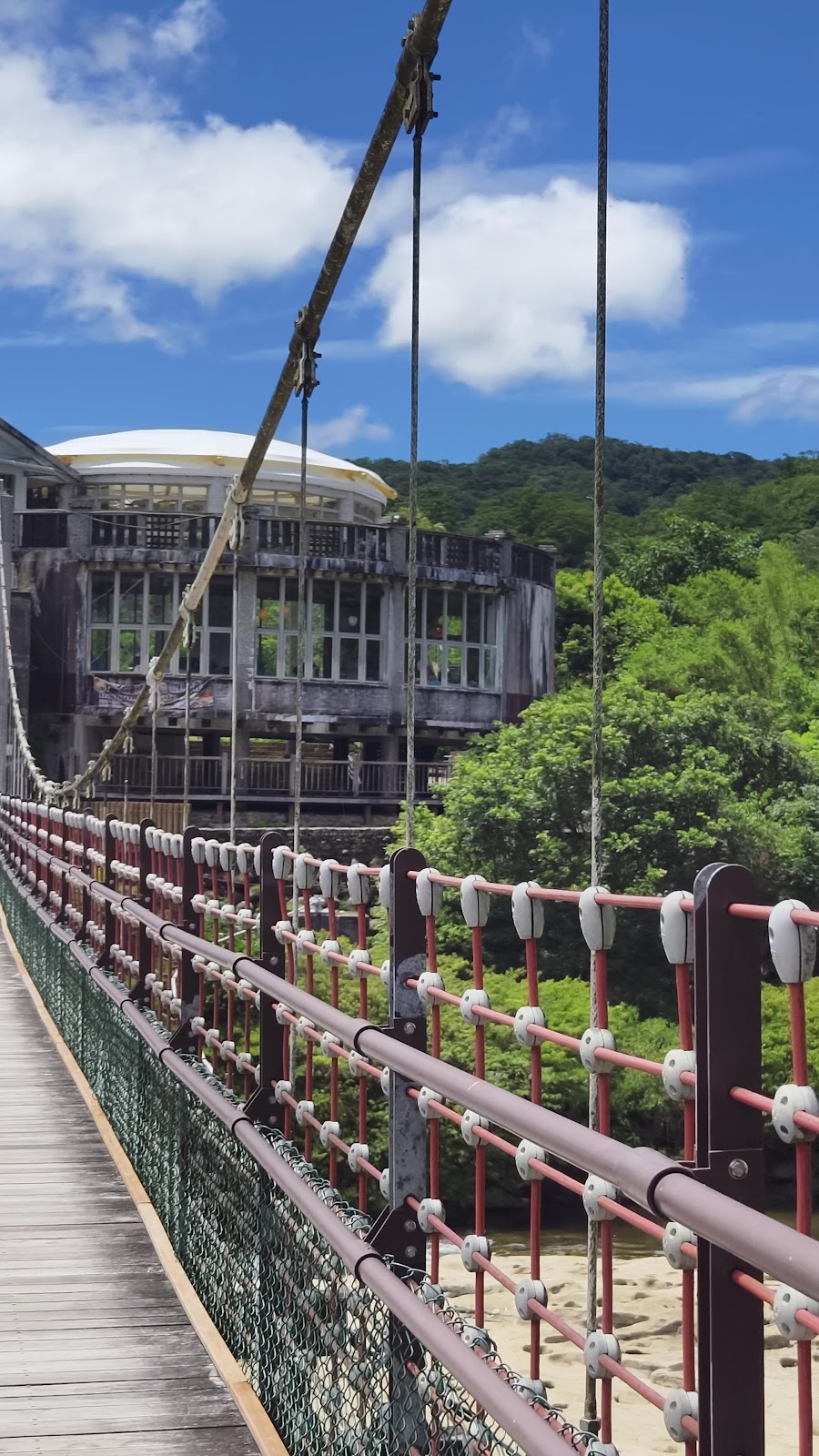 十分瀑布觀瀑吊橋步道，老建築背景