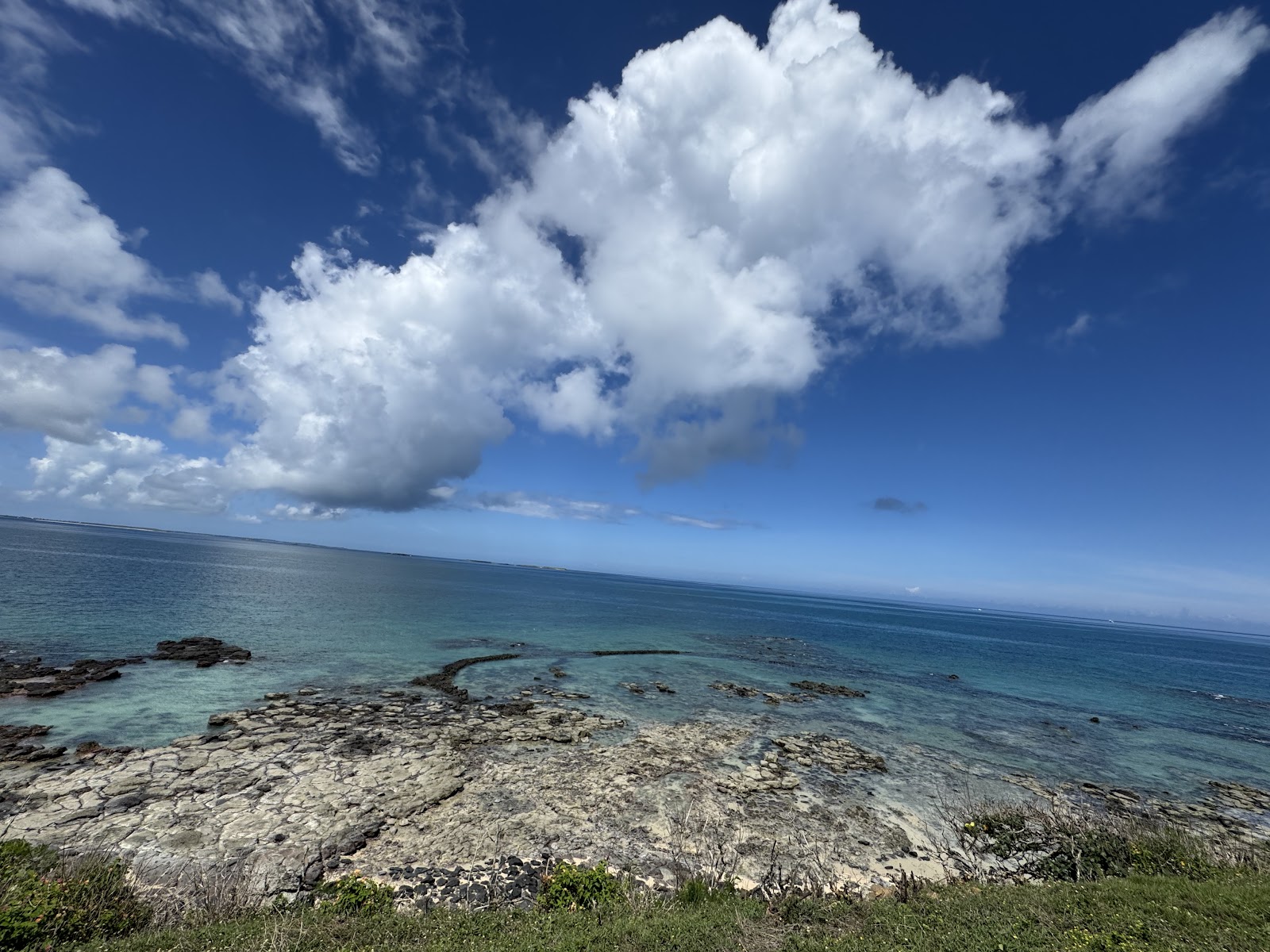 澎湖吉貝嶼海岸礁岩與碧藍海水,壯觀積雲