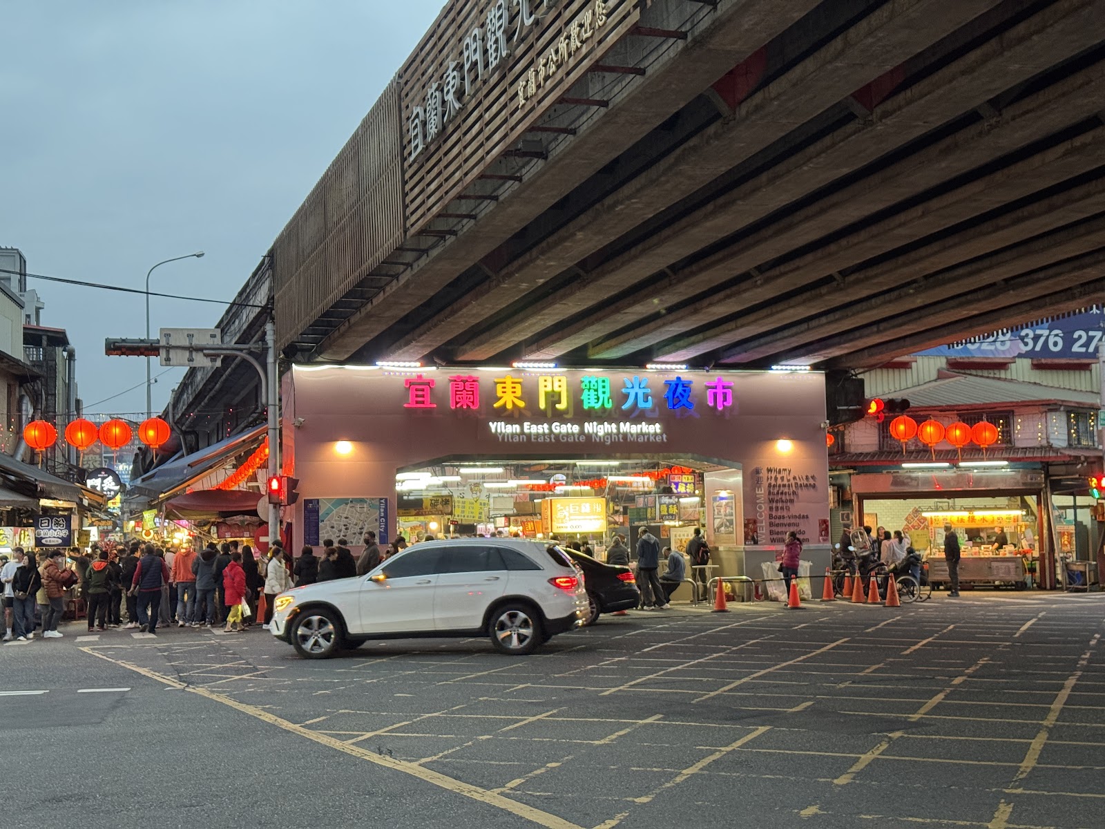 宜蘭東門夜市熱鬧街景與攤販