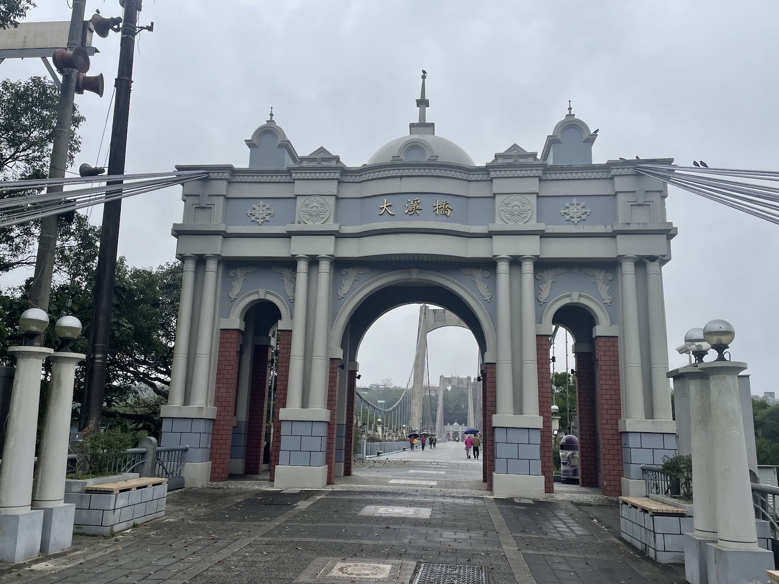 大溪橋入口歐式巴洛克拱門牌樓，金字大溪橋題字，桃園大溪旅遊地標