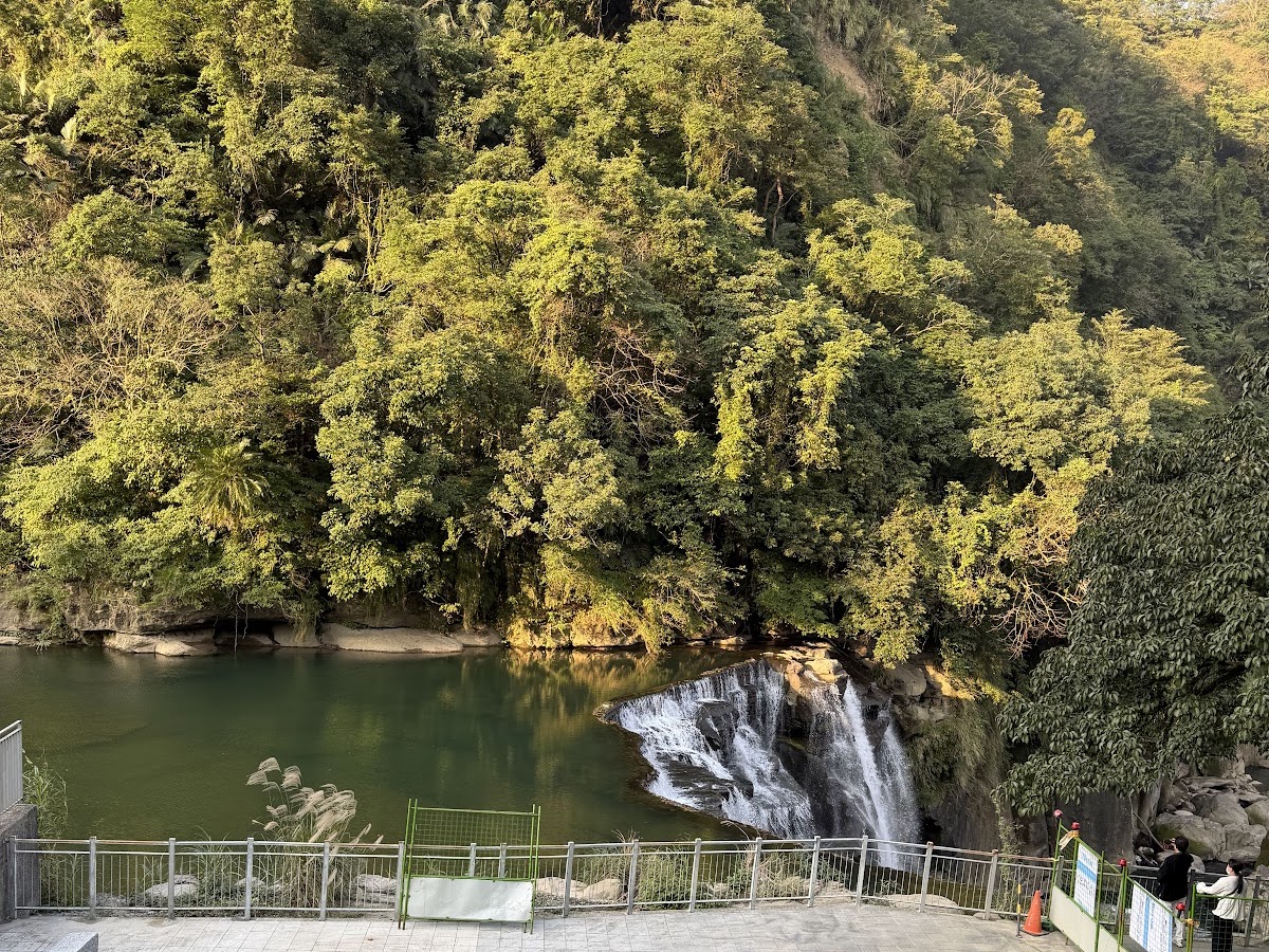 前往十分瀑布的林間步道，綠蔭蓊鬱景色怡人