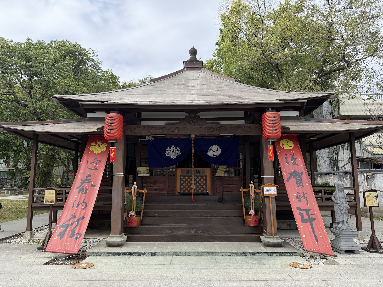 吉安慶修院農曆新年佈置，本堂兩側大紅春聯迎春納福護賀新年，紅燈籠高掛