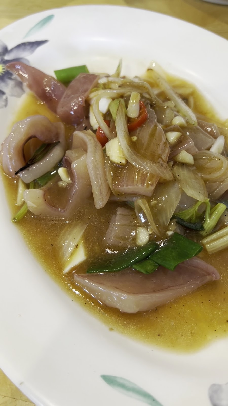 薑絲大腸，大腸段配薑絲酸辣醬汁盛白盤