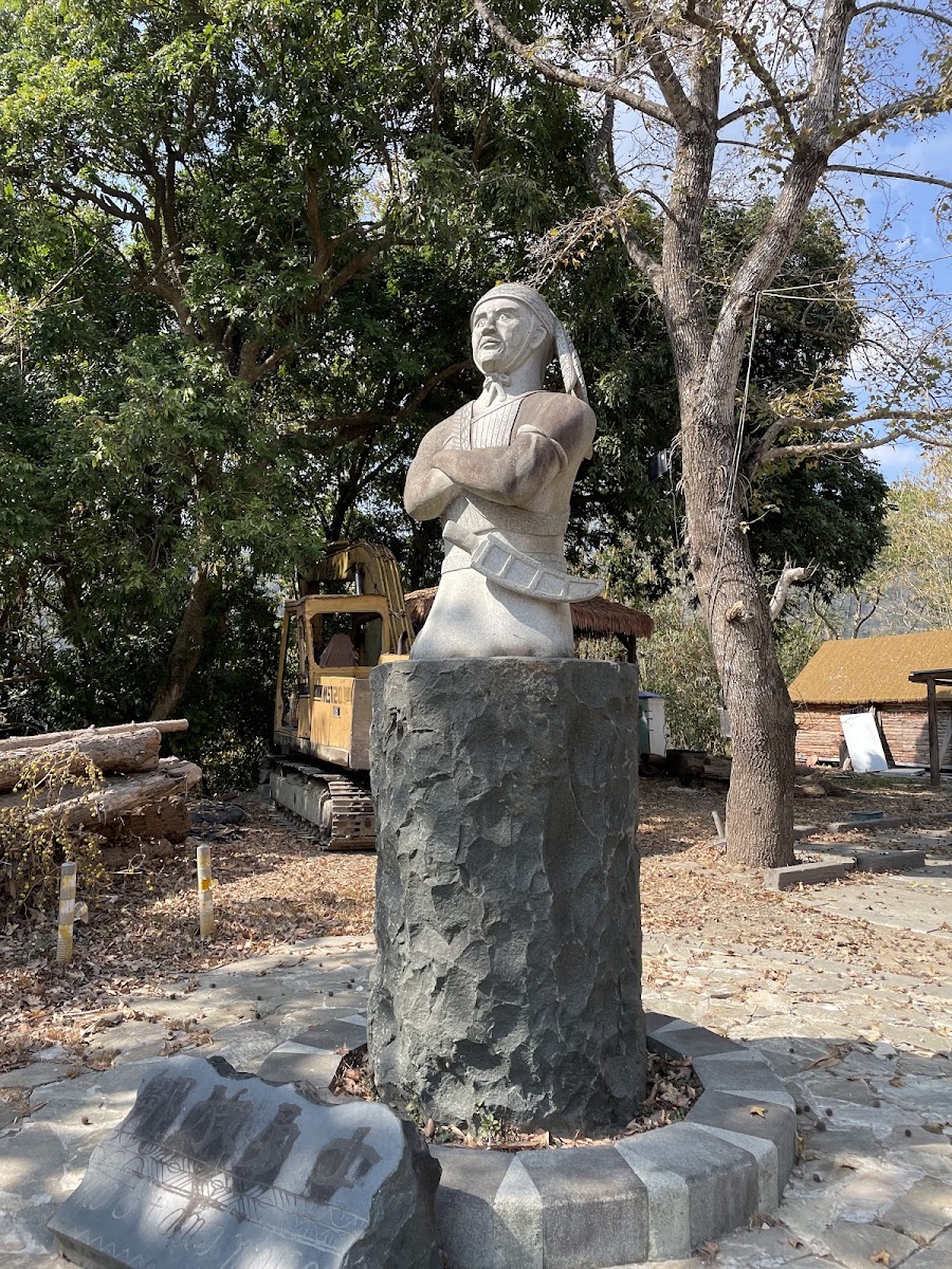珈雅瑪文化園區鄒族原住民石雕勇士像