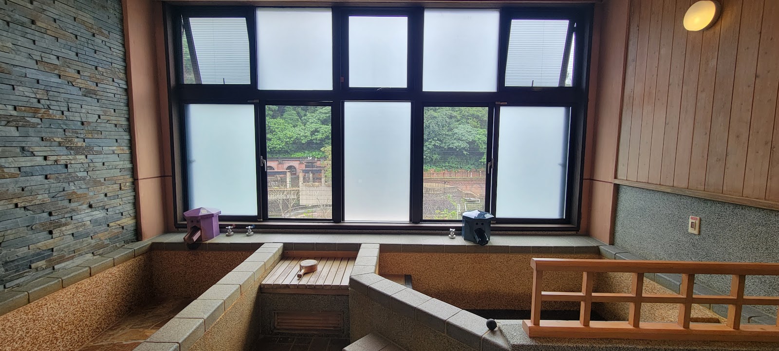 蘇澳冷泉公園室內大眾泡澡池，石材砌造，大型落地窗
