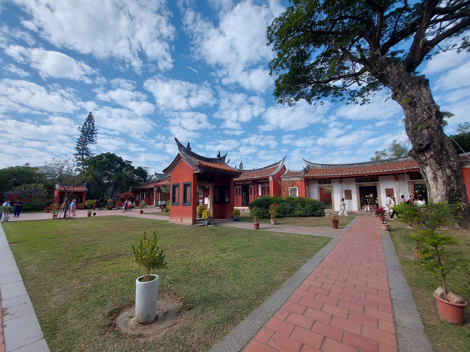 台南孔廟園區庭院廣景，紅磚步道穿越草坪