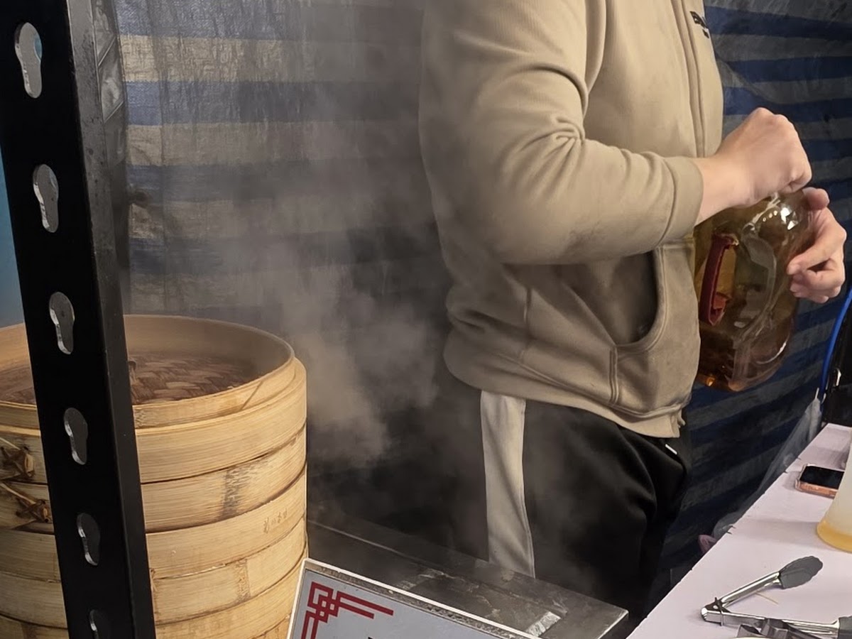 逢甲夜市攤販用竹製蒸籠現蒸湯包，蒸氣瀰漫