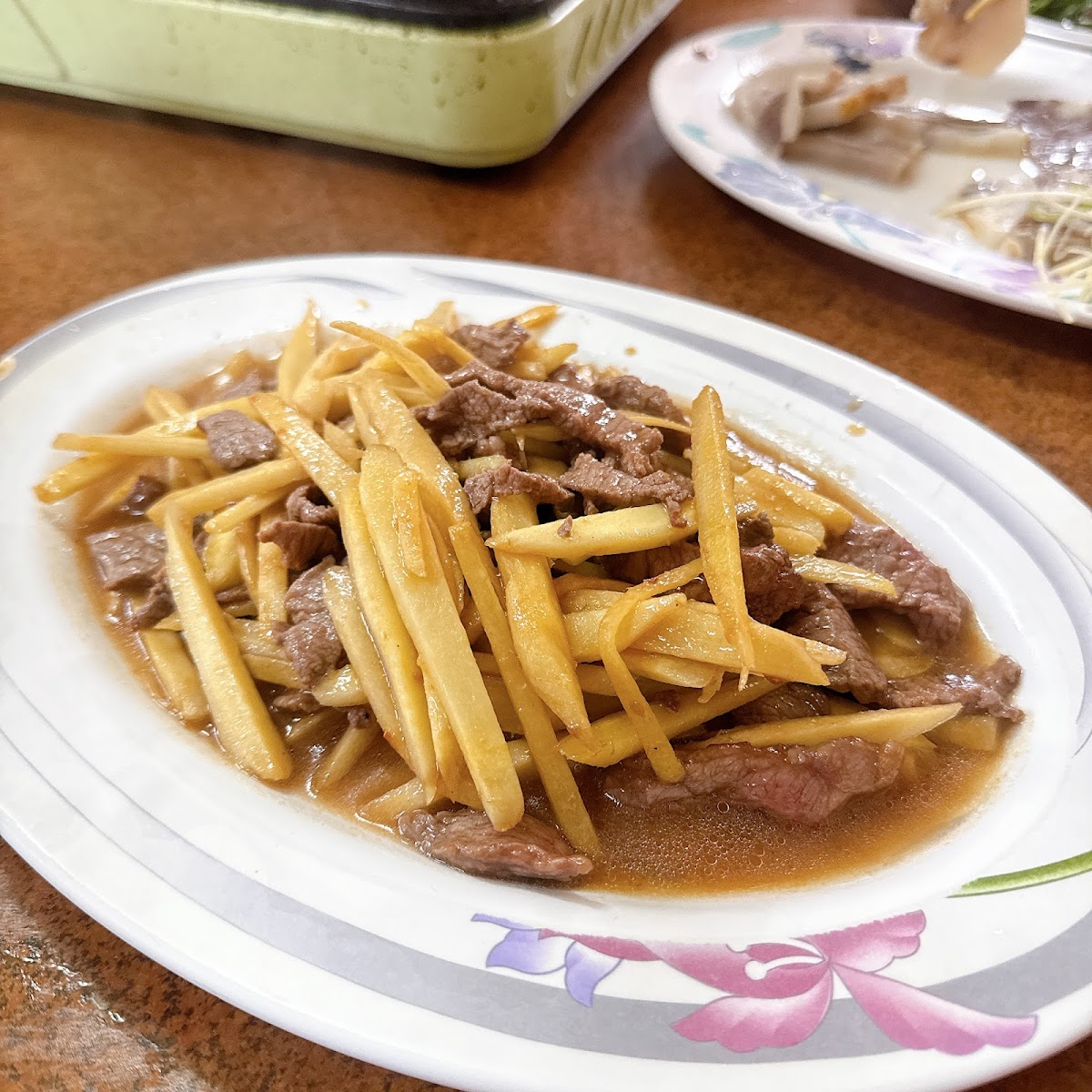隨意吃土羊料理店薑絲炒羊肉，老薑爆香羊肉片