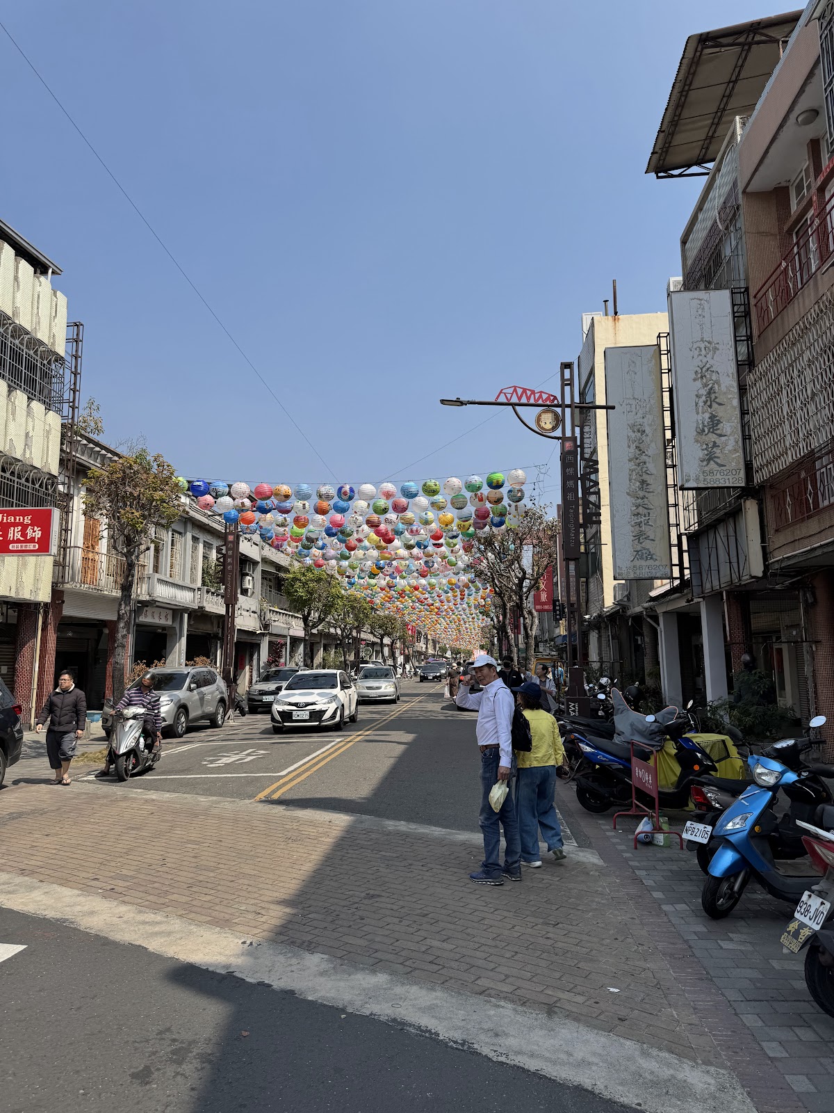 西螺延平老街縱深全景，彩色燈籠懸掛兩旁