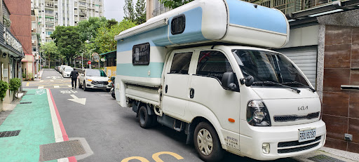 露營車停靠戶外旅遊場景