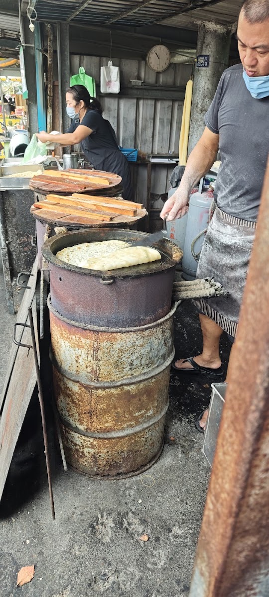 無名蔥油餅炭爐旁師傅製作麵餅宜蘭