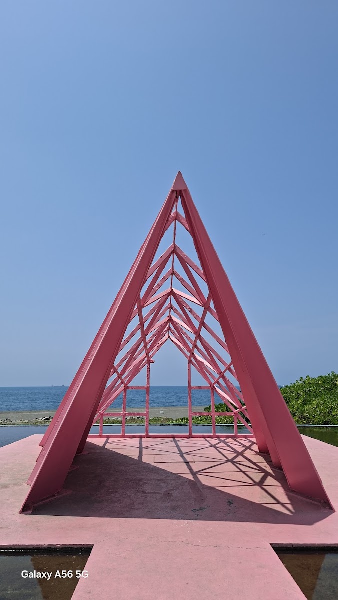旗後燈塔白色八角形建築黑色圓頂石砌圍牆碧藍晴空