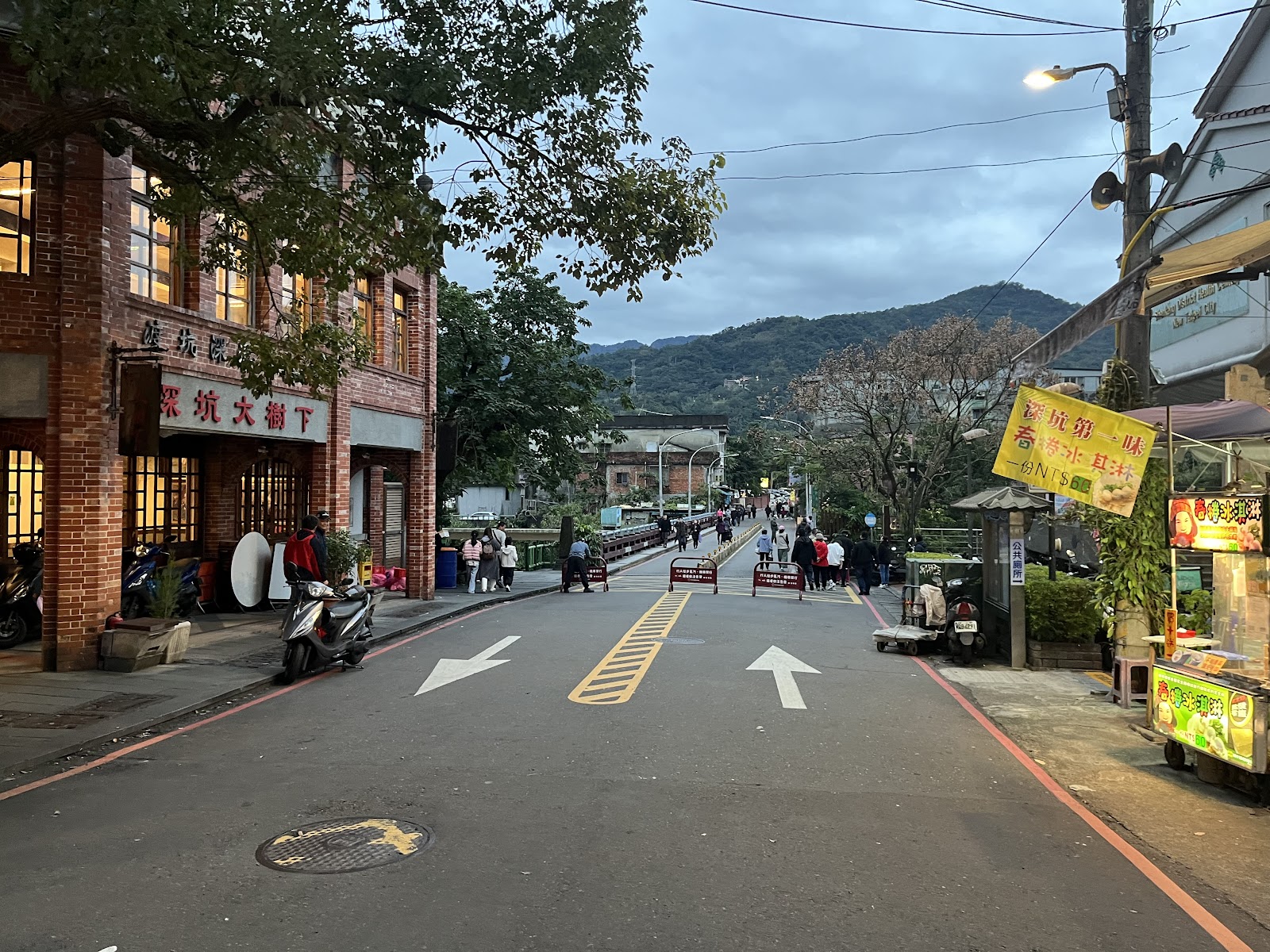 深坑大樹下餐廳與老街街末山景，黃昏氛圍迷人
