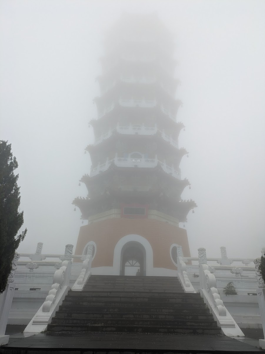 慈恩塔白色寶塔高聳入雲，橙色天空背景，日月潭地標