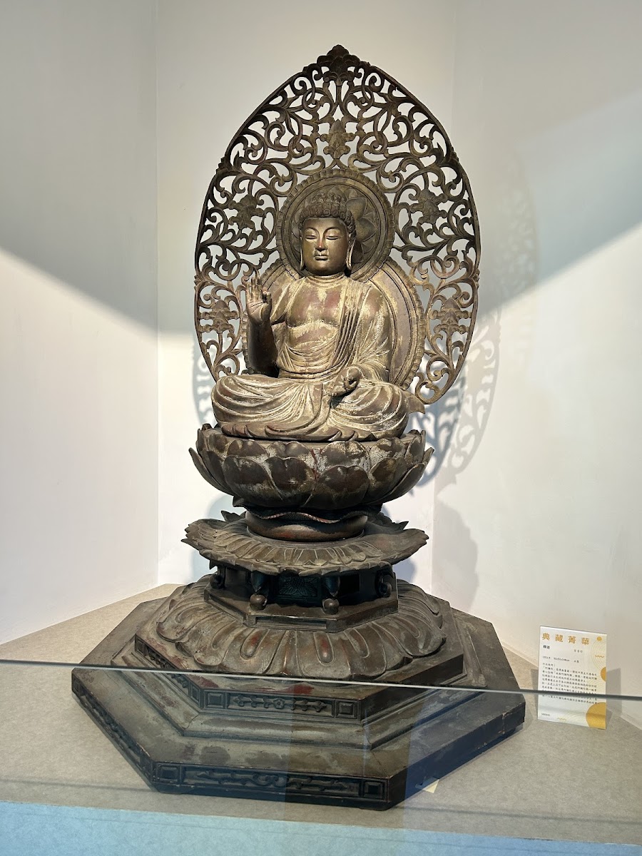 三義木雕博物館三尊木雕人物立像精緻展品