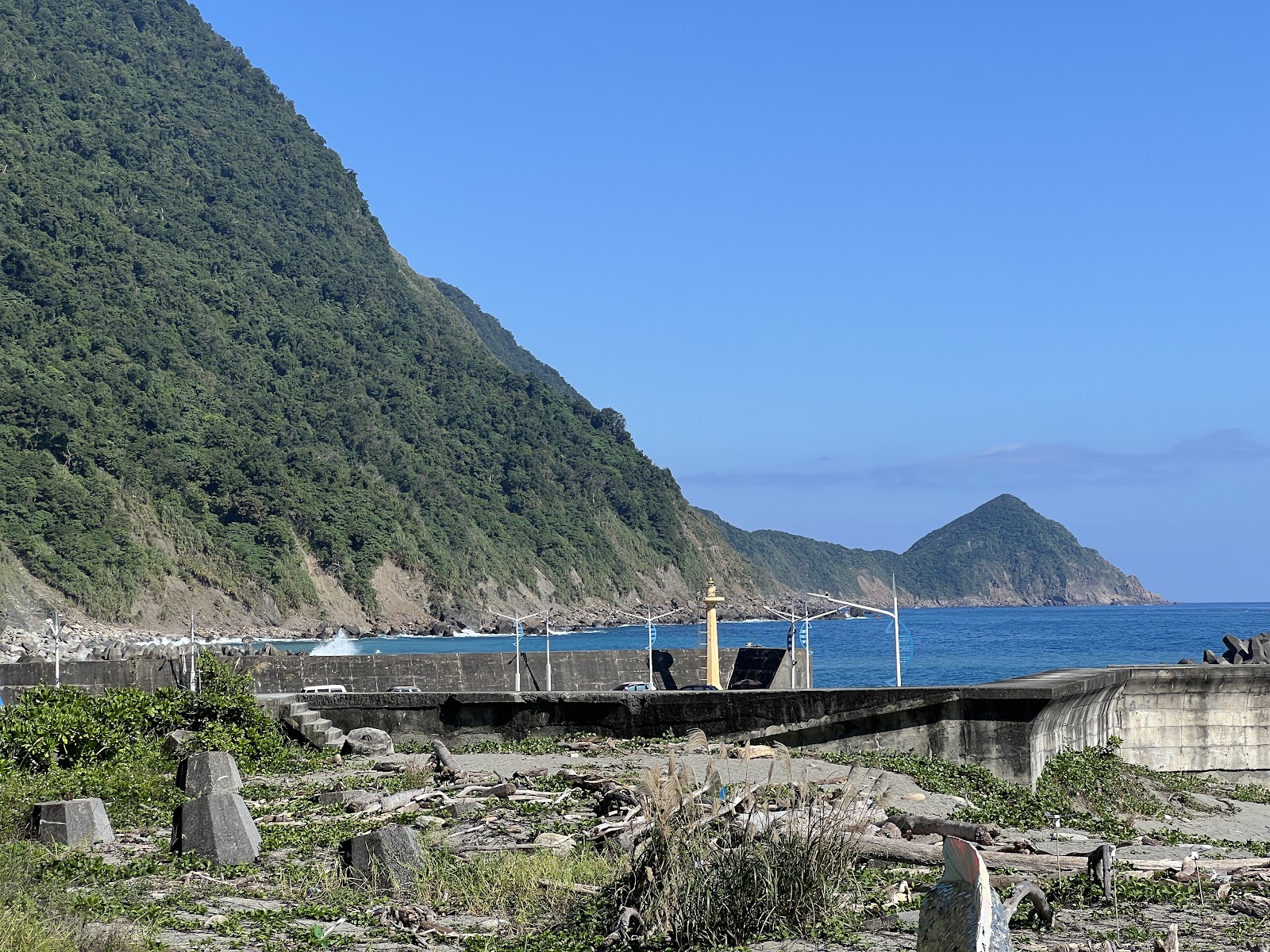 朝陽漁港防波堤全景,蒼翠山頭背景,宜蘭南澳漁港
