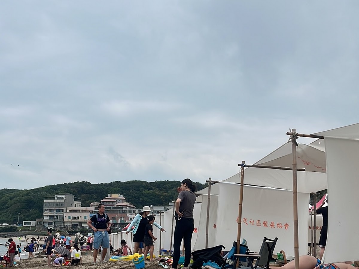 白沙灣海水浴場沙灘遮陽帳篷人潮