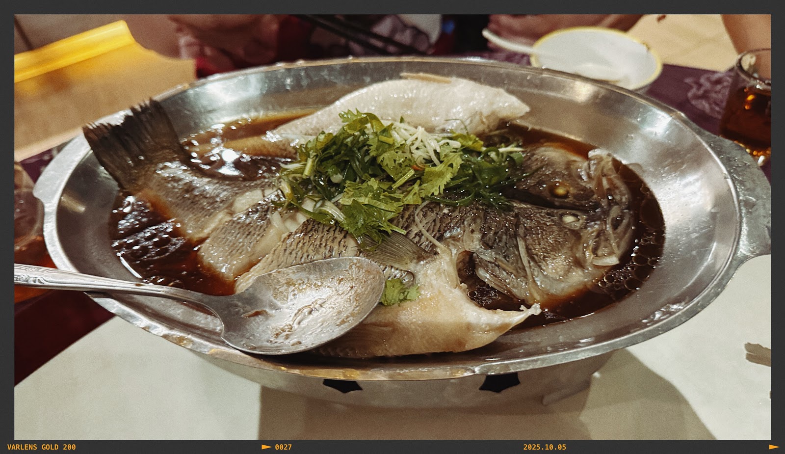 悅禾小館清蒸整條魚，金屬大盤盛裝新竹湖口海鮮