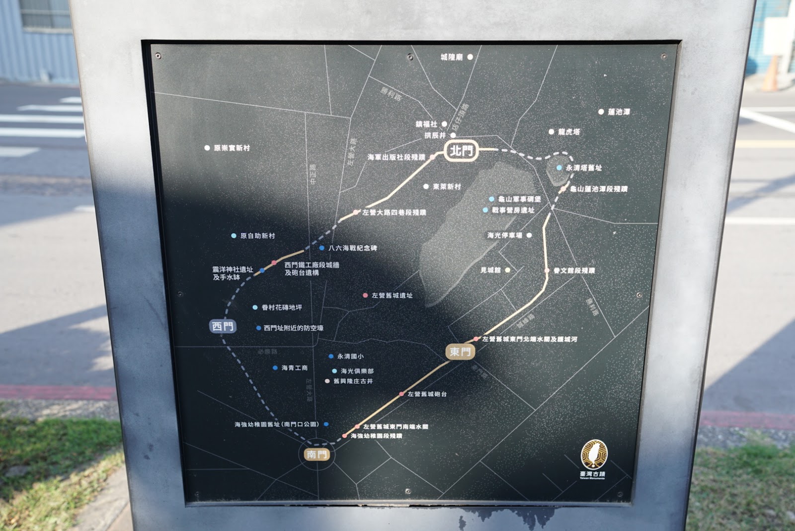 高雄左營舊城景區地圖指示牌,清楚標示各城門位置與周邊設施
