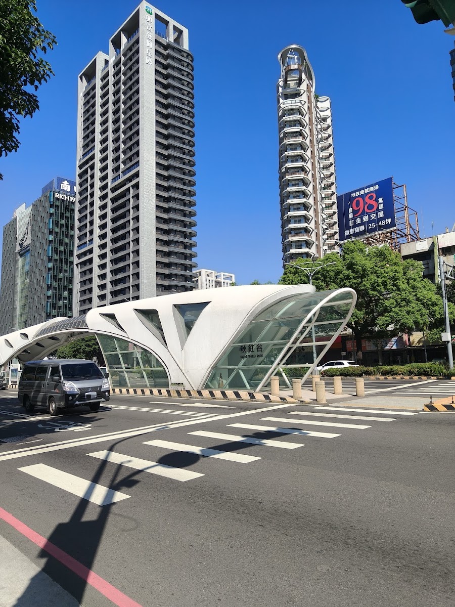 秋紅谷公車站白色幾何造型候車亭台中交通方便親子景點