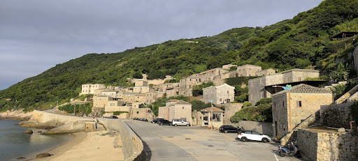 芹壁聚落巷弄與石牆細節