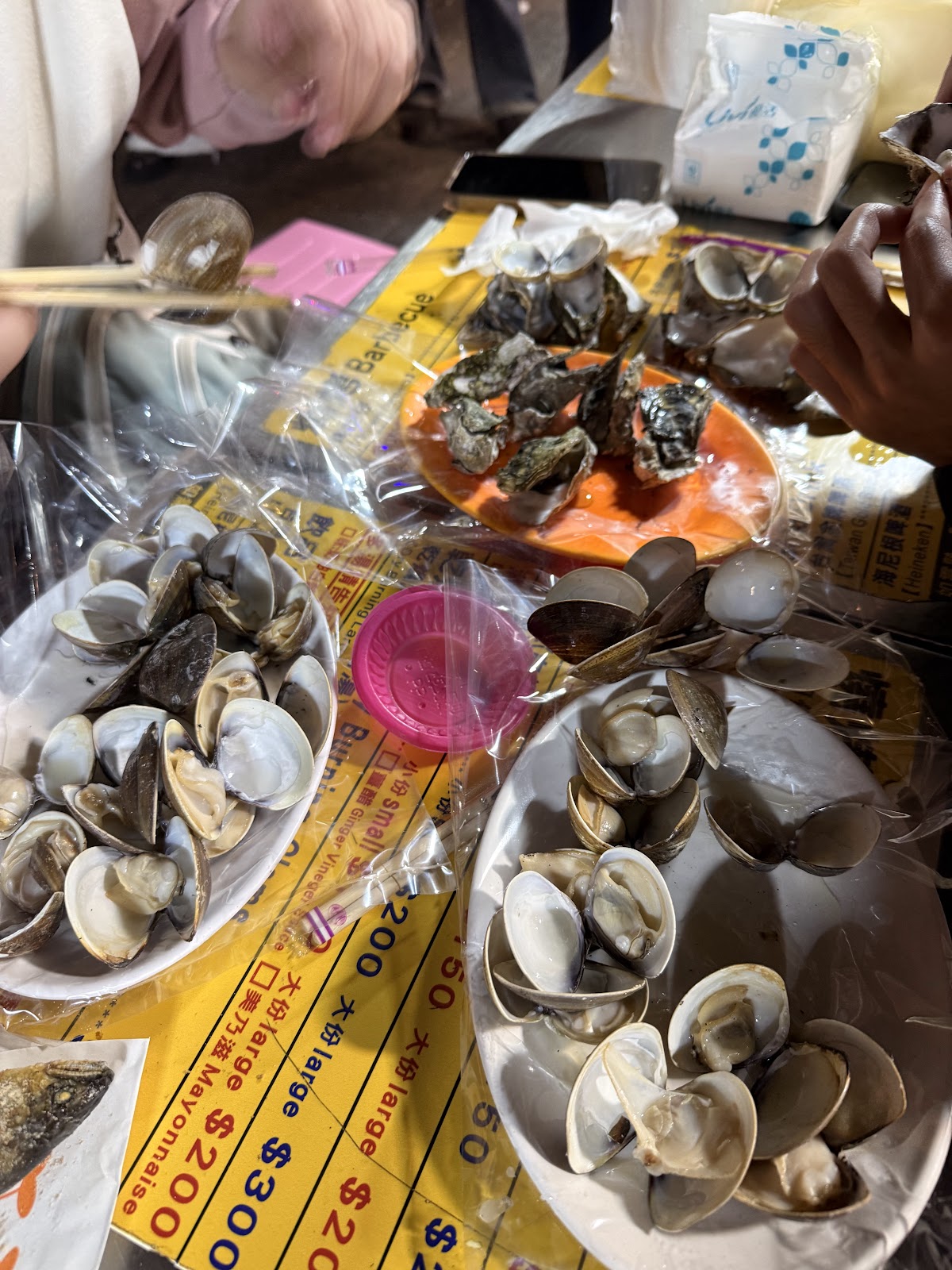 台南花園夜市海鮮攤，新鮮蛤蠣大份200元起