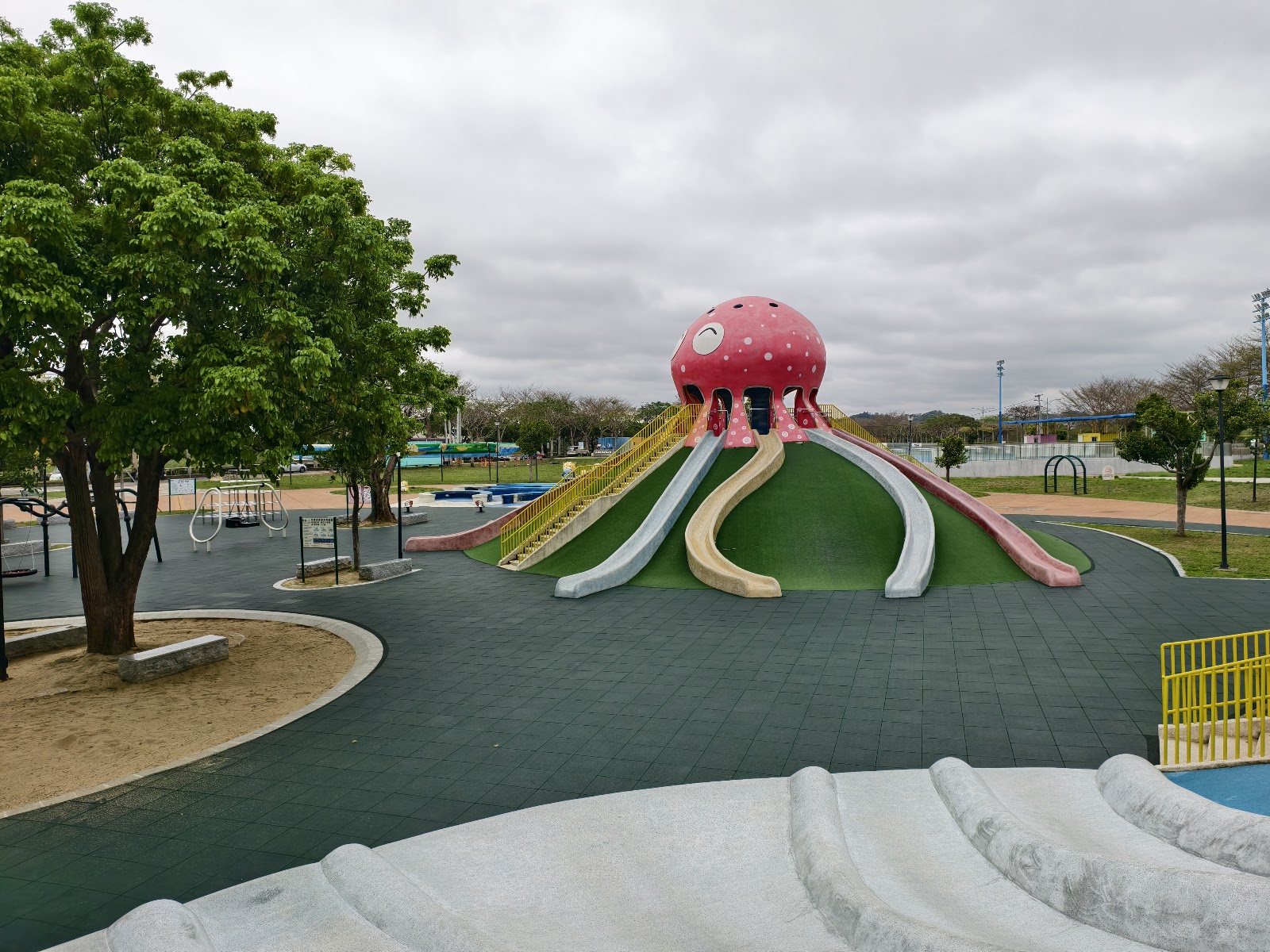 貓裏喵親子公園巨大章魚溜滑梯