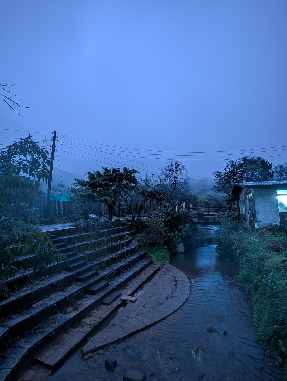 陽明山雨霧山區石板小路石階步道