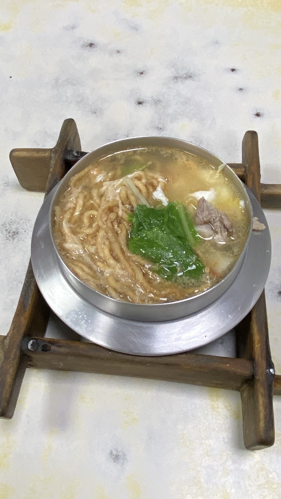 阿麗鍋燒意麵 金屬鍋鍋燒意麵木架近拍