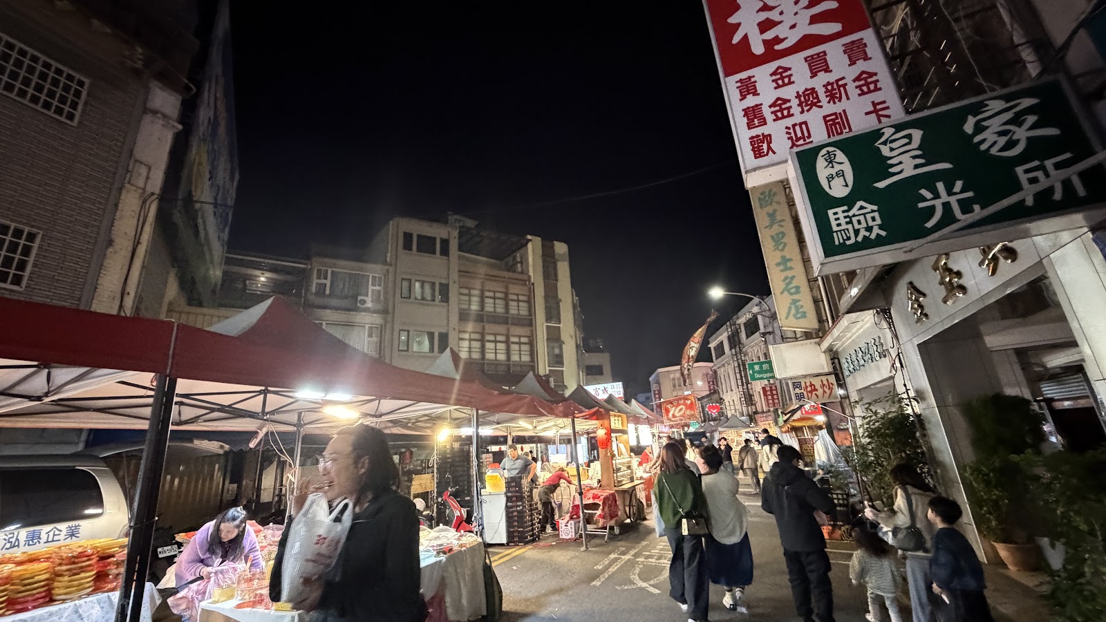 新竹城隍廟夜市夜景紅帳篷攤位人潮熱鬧
