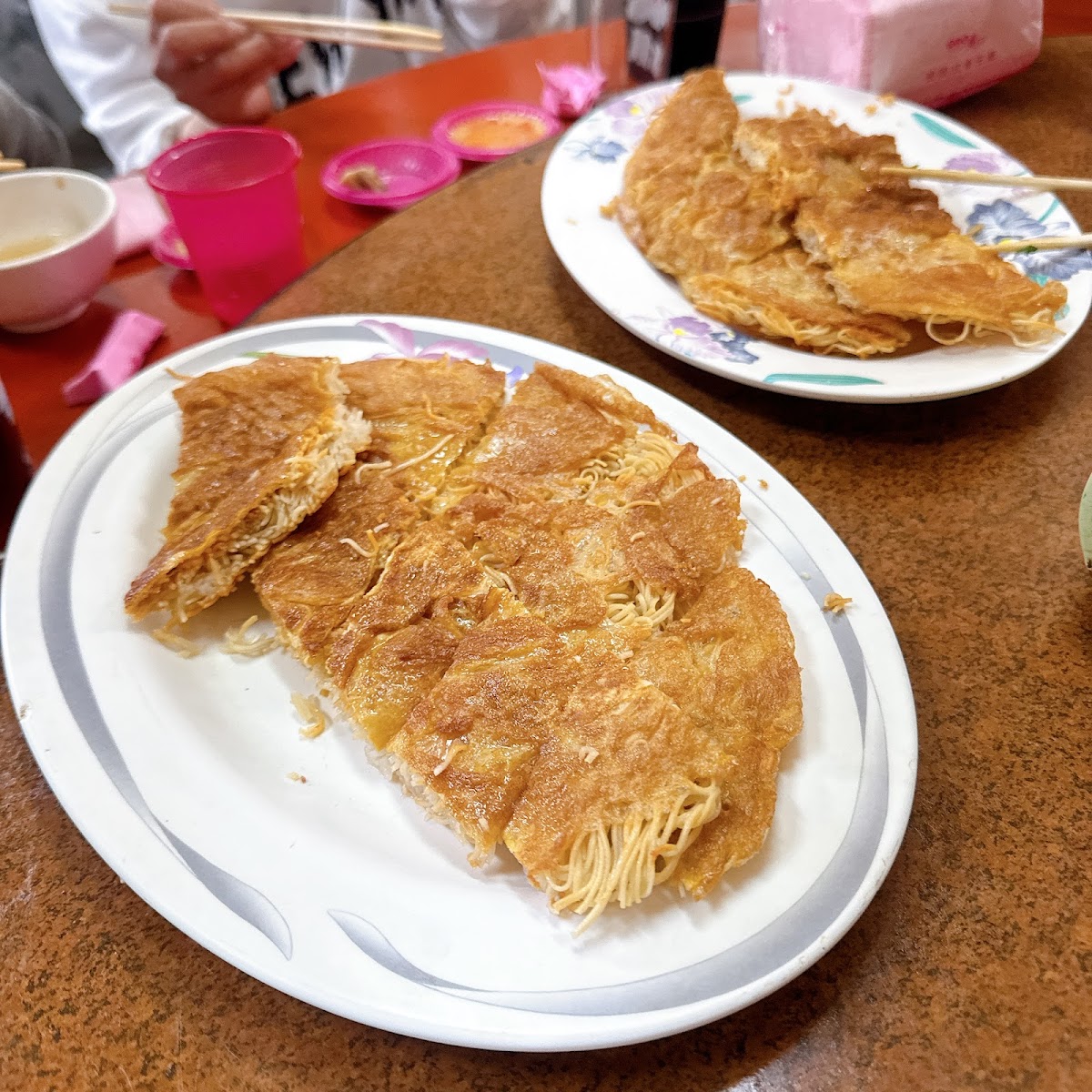 隨意吃土羊料理店招牌煎麵線，金黃酥脆，薑絲點綴
