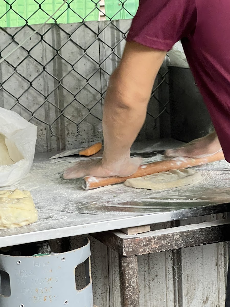 無名蔥油餅師傅用擀麵棍擀麵宜蘭