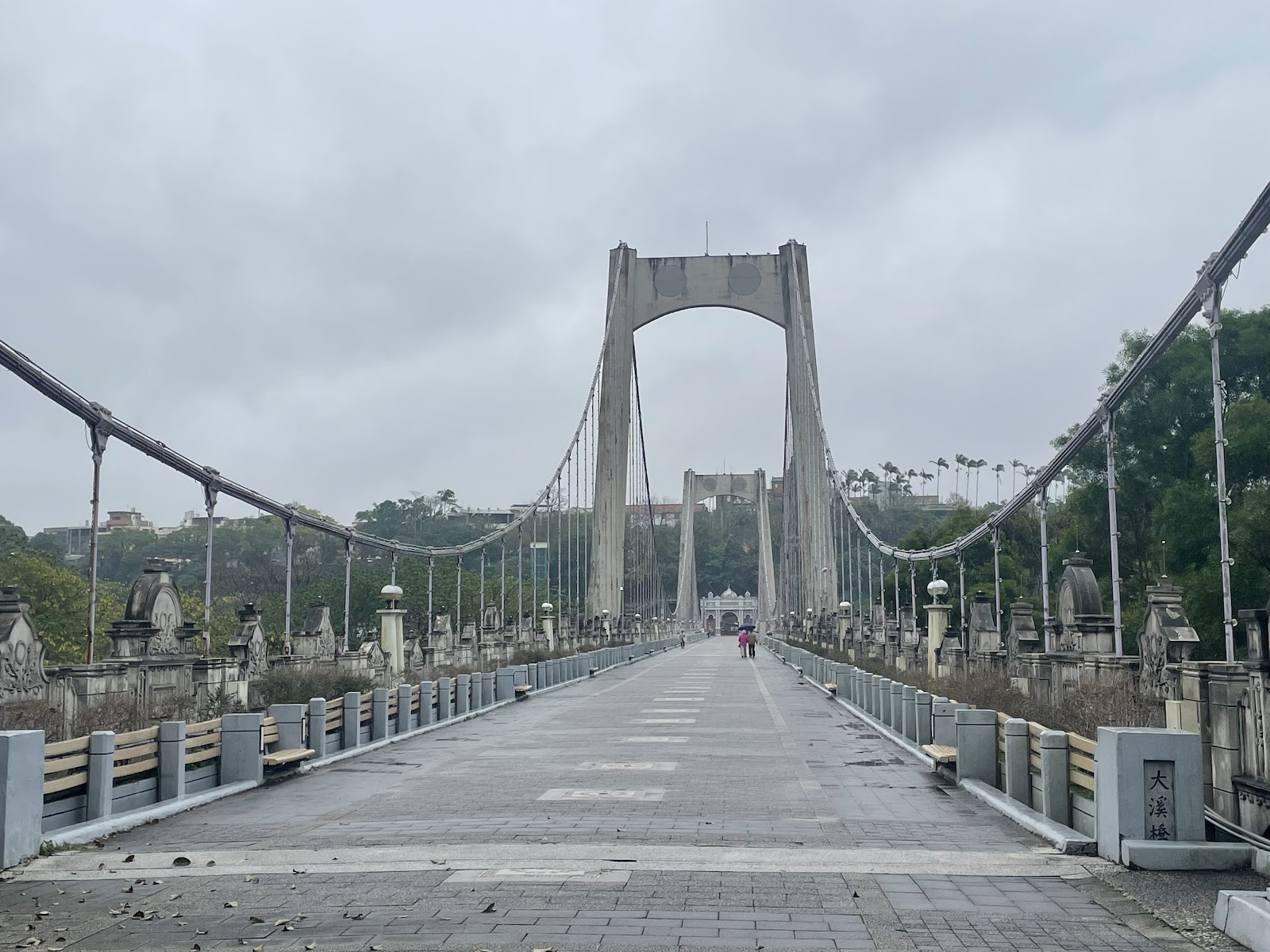 大溪橋吊橋橋面正面延伸，雙塔聳立，大漢溪河景，桃園大溪必訪