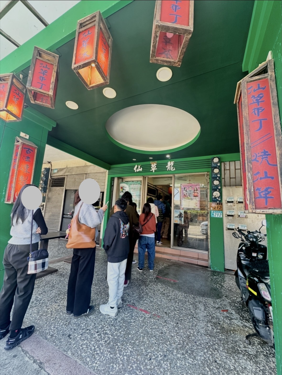 假日大排長龍，顧客在仙草龍門口排隊等候入場
