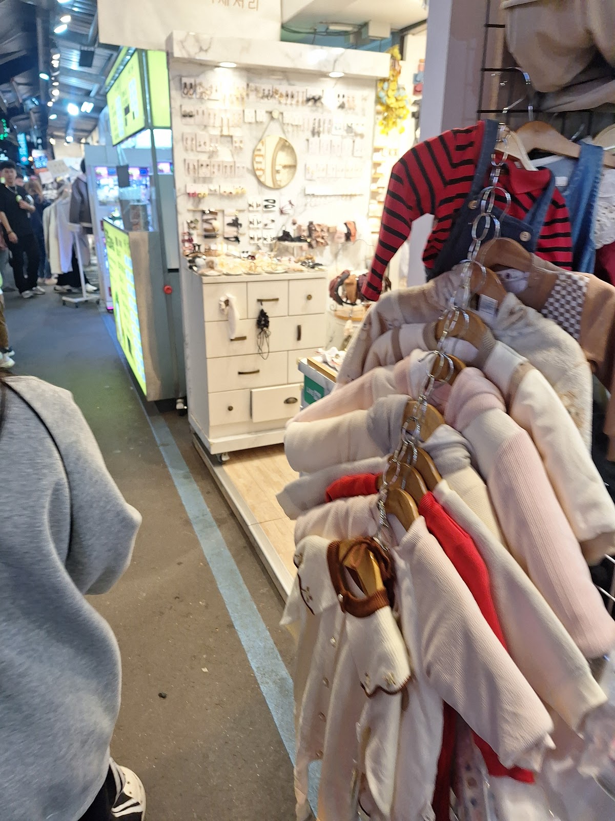 羅東夜市服裝攤位衣架展示