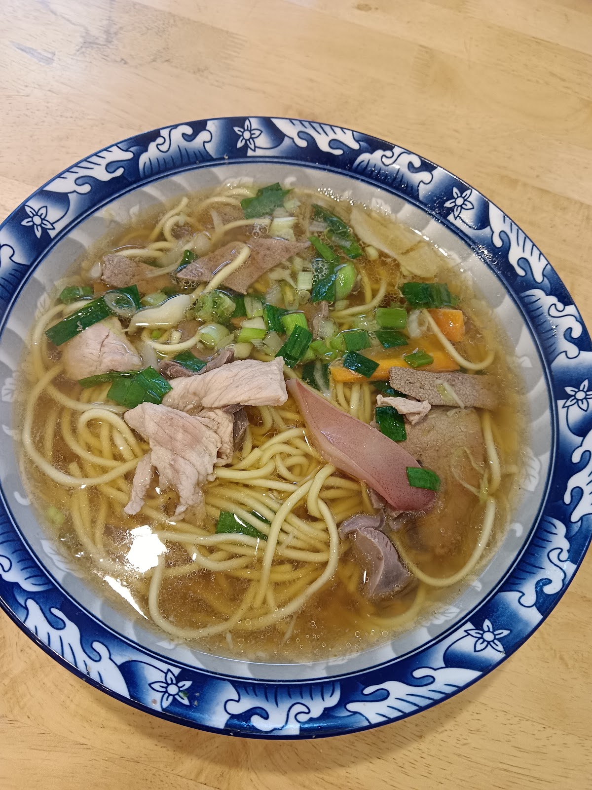 阿聰師招牌什錦湯麵，藍白碗料多豐富