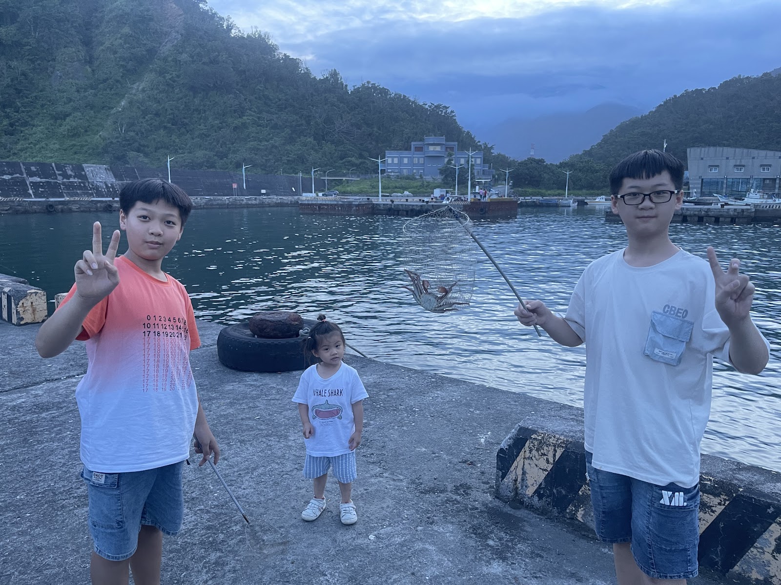 朝陽漁港傍晚,孩子釣魚,宜蘭南澳漁港夕陽