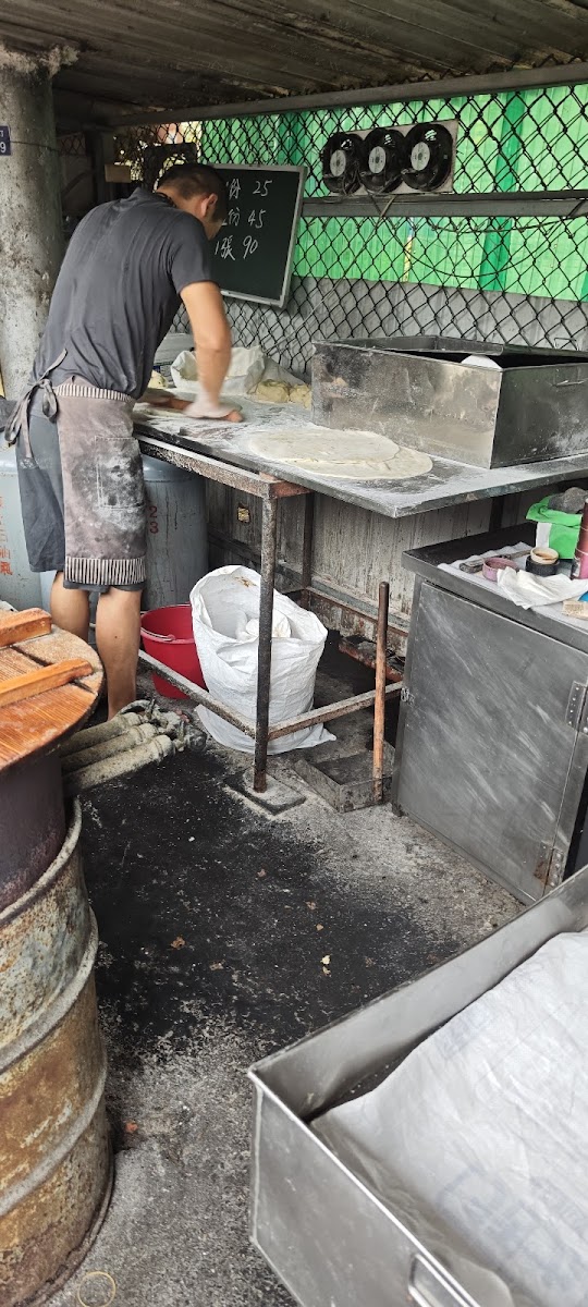 無名蔥油餅工作台師傅整形麵餅宜蘭早餐