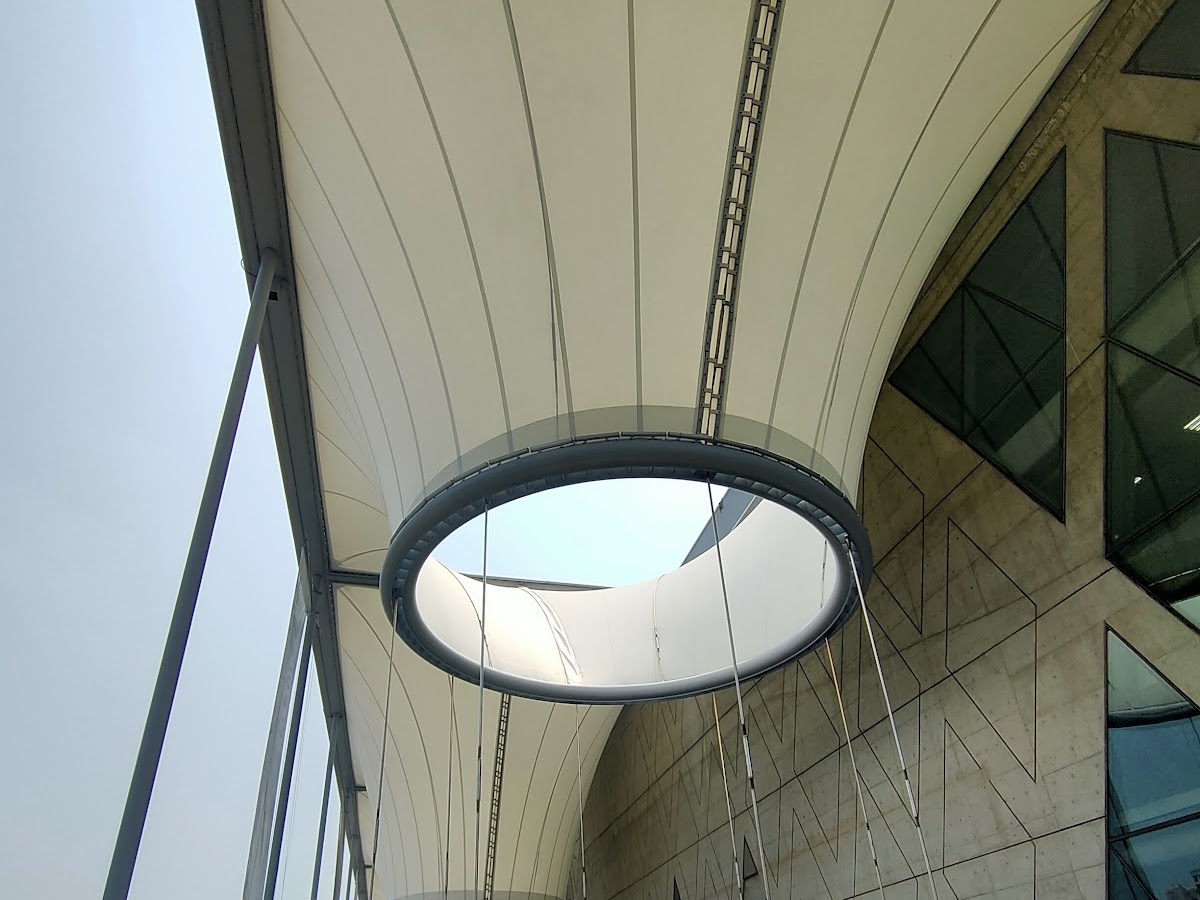 大東文化藝術中心廊道圓形天窗採光設計