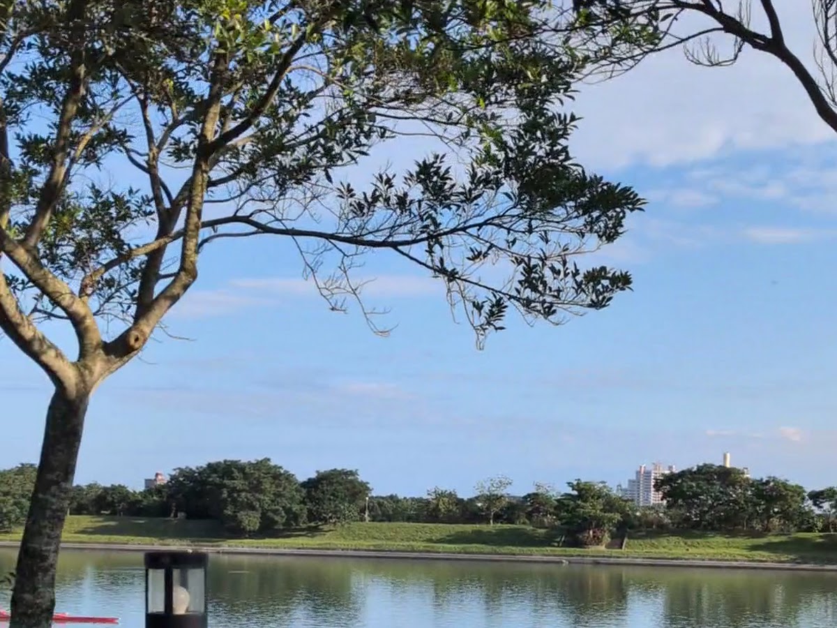 冬山河親水公園河岸草地 悠閒時光
