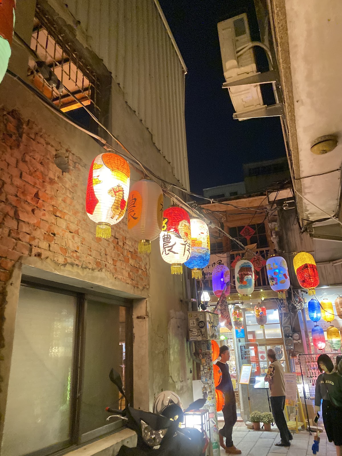 台南神農街夜間仰角燈籠夢幻景象