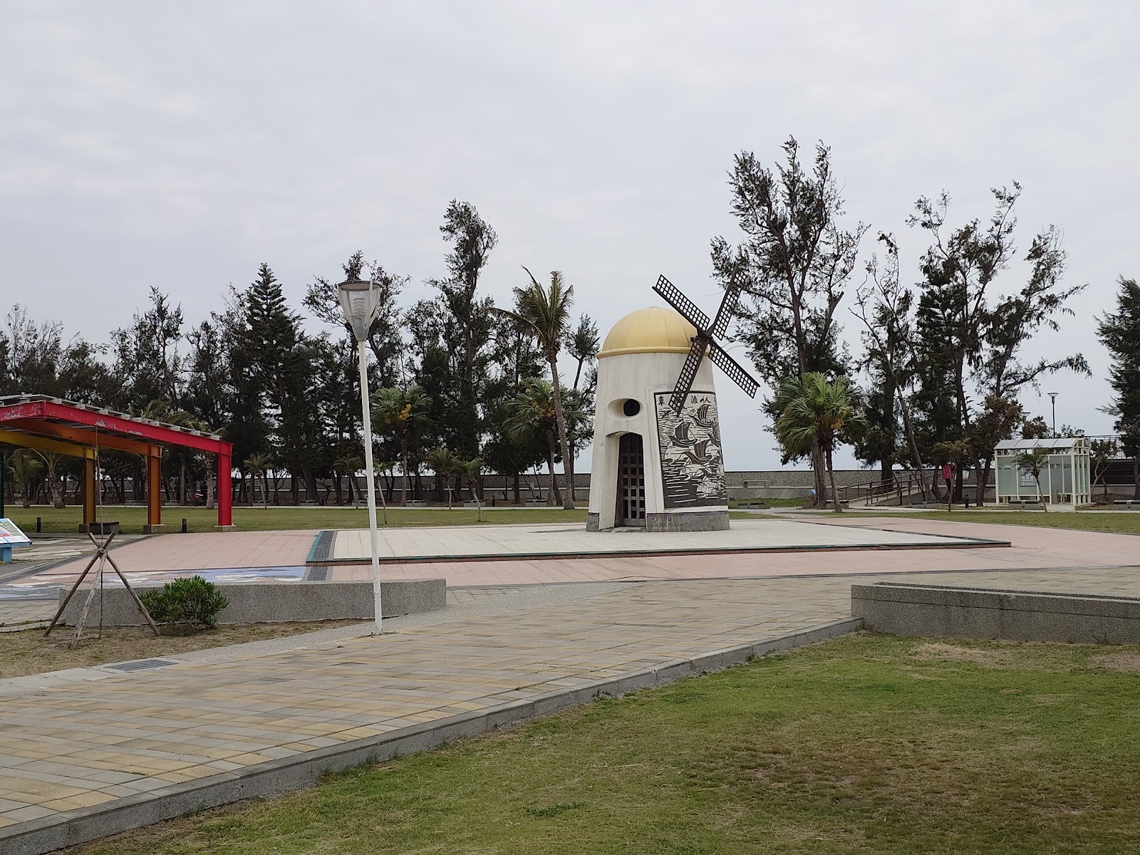 東石漁人碼頭園區全景，綠地廣場與荷蘭風車背景