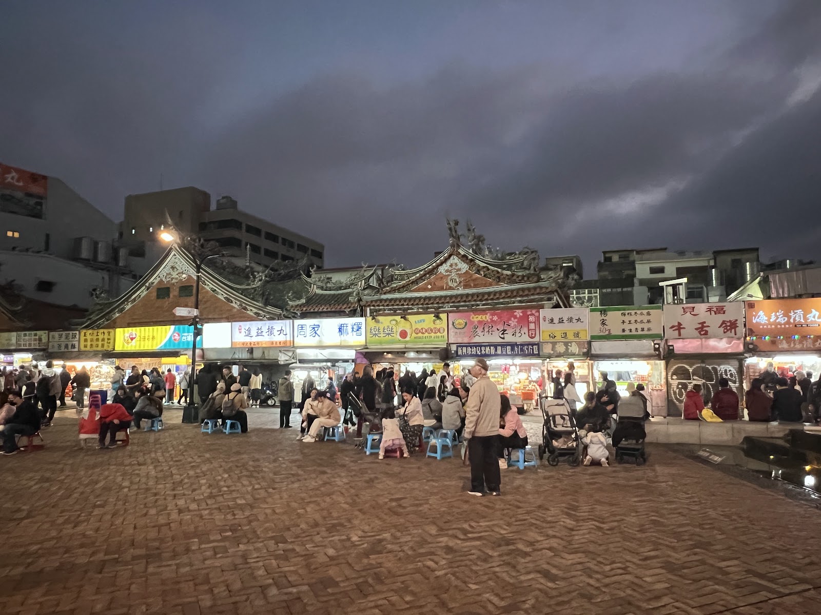 新竹都城隍廟廟前廣場黃昏全景信眾香火美景