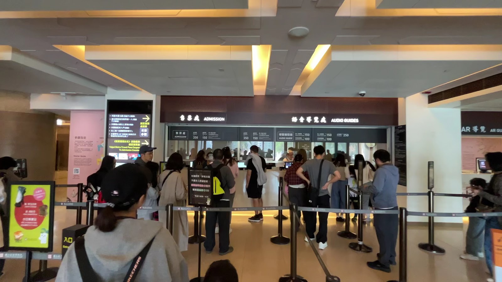 故宮博物院售票大廳遊客排隊購票