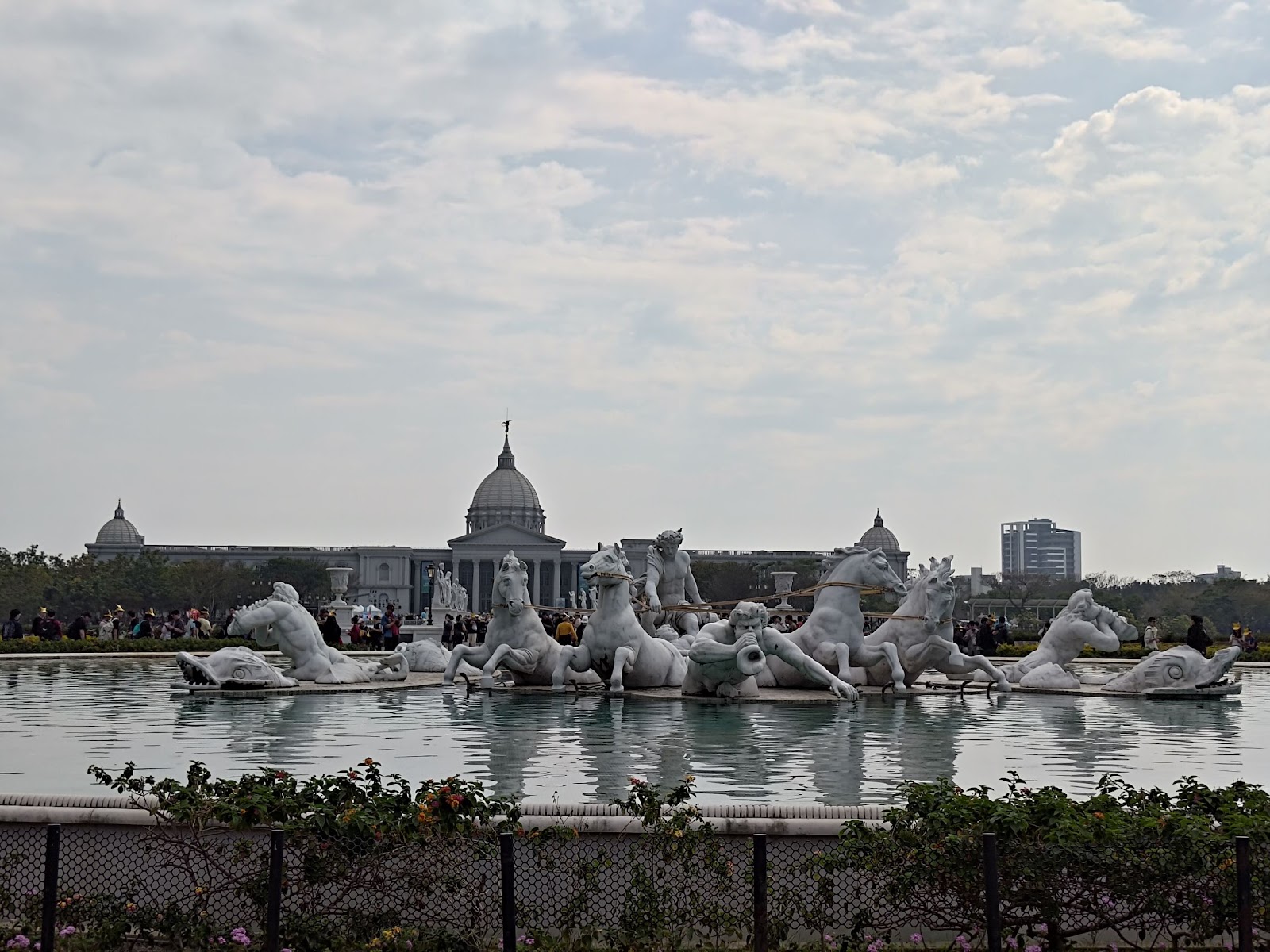 奇美博物館廣場噴泉人潮博物館穹頂景色