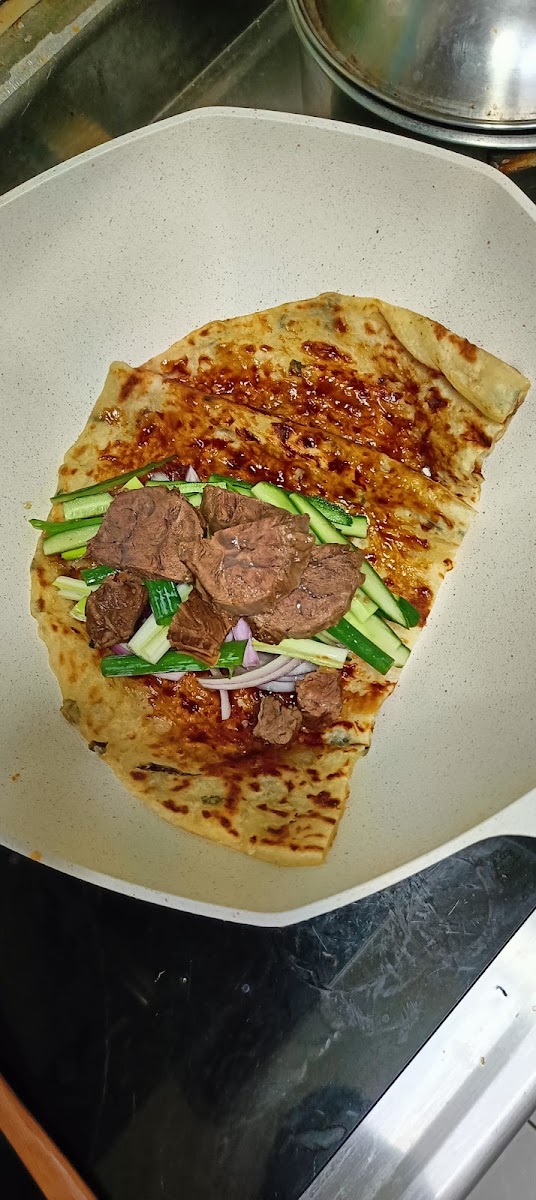 宜蘭無名蔥油餅加牛肉配料黃瓜洋蔥辣醬