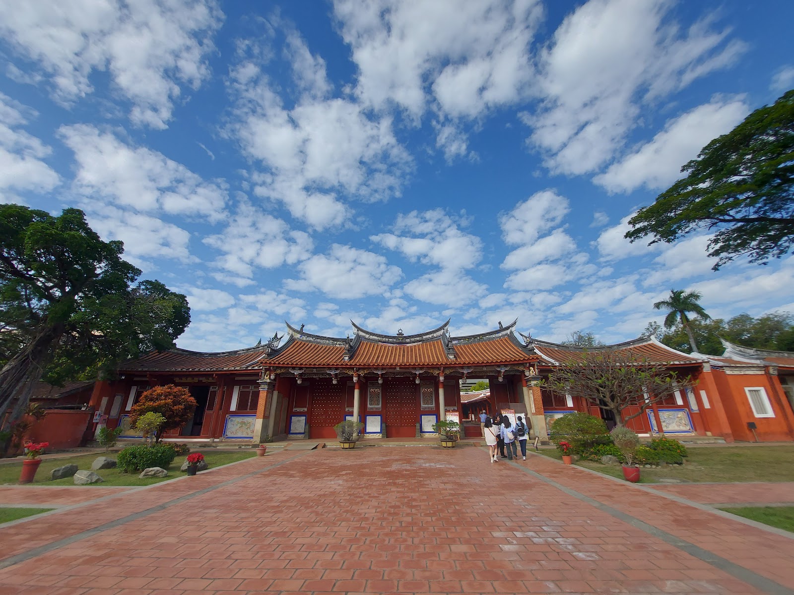 台南孔廟大成殿廣角全景，藍天白雲開闊